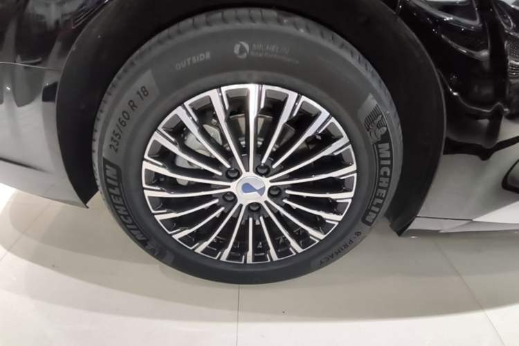 Used Denza D9 2024 DM-i 970 Luxury Model Right Rear Wheel Hub