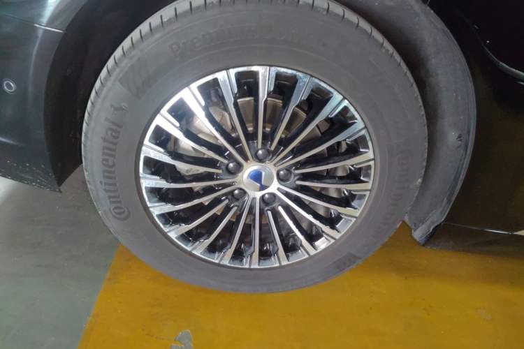 Used Denza D9 2024 EV 600 Four-Wheel-Drive Flagship Model Right Rear Wheel Hub