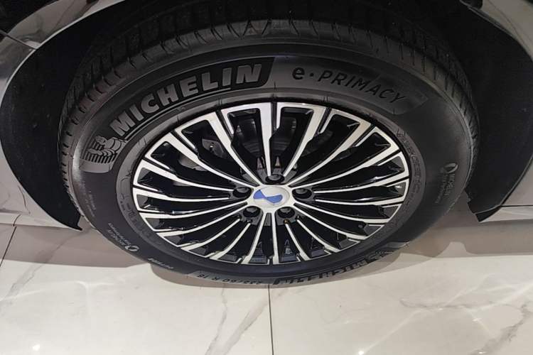 Used Denza D9 2024 DM-i 980 Four-Wheel Drive Flagship Model Right Rear Wheel Hub