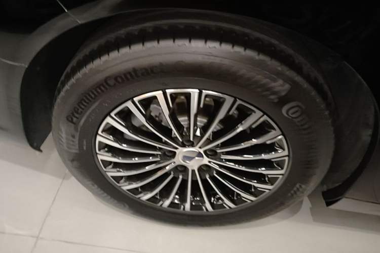 Used Denza D9 2024 DM-i 980 Four-Wheel Drive Prestige Model Right Rear Wheel Hub