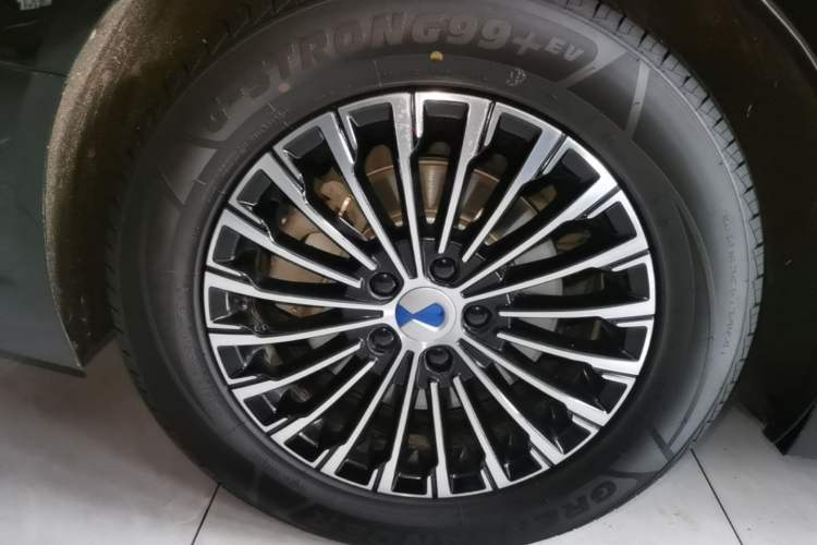 Used Denza D9 2024 DM-i 980 Four-Wheel Drive Prestige Model Right Rear Wheel Hub