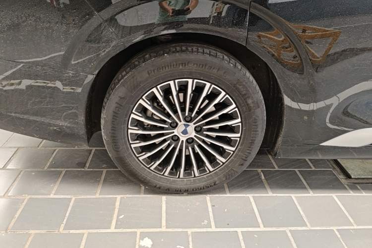 Used Denza D9 2024 DM-i 980 Four-Wheel Drive Prestige Model Right Rear Wheel Hub