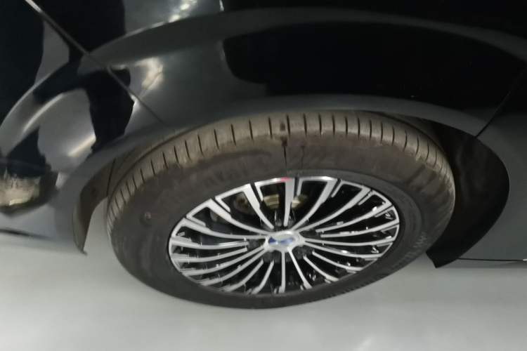 Used Denza D9 2024 DM-i 980 Four-Wheel Drive Prestige Model Right Rear Wheel Hub