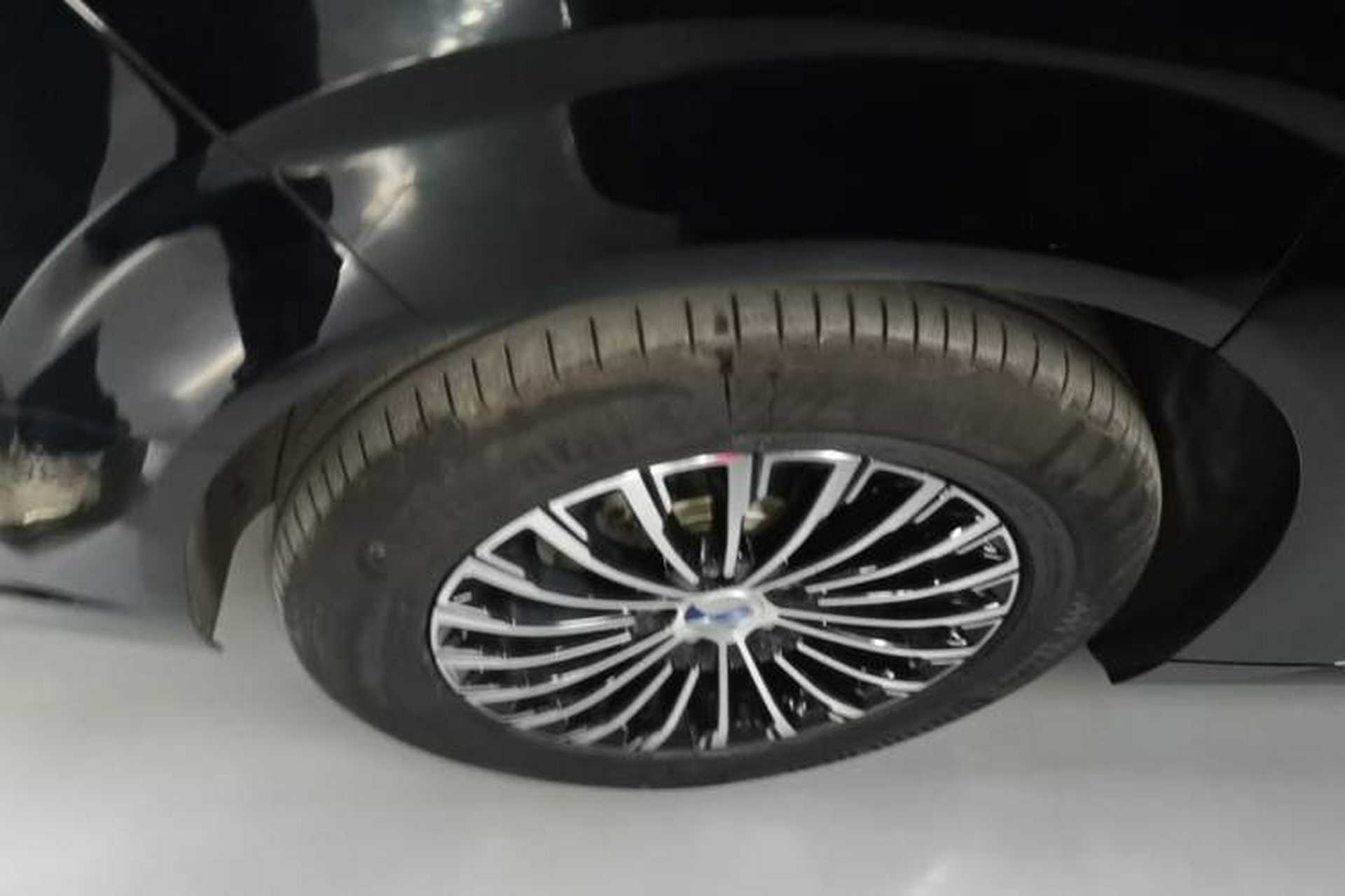 Used Denza D9 2024 DM-i 980 Four-Wheel Drive Prestige Model Right Rear Wheel Hub