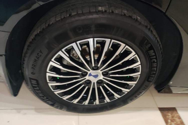 Used Denza D9 2024 DM-i 980 Four-Wheel Drive Prestige Model Right Rear Wheel Hub