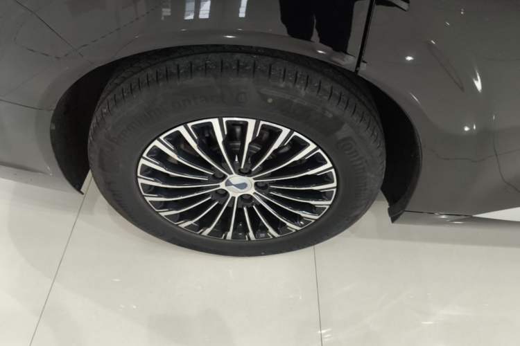 Used Denza D9 2024 DM-i 980 Four-Wheel Drive Prestige Model Right Rear Wheel Hub