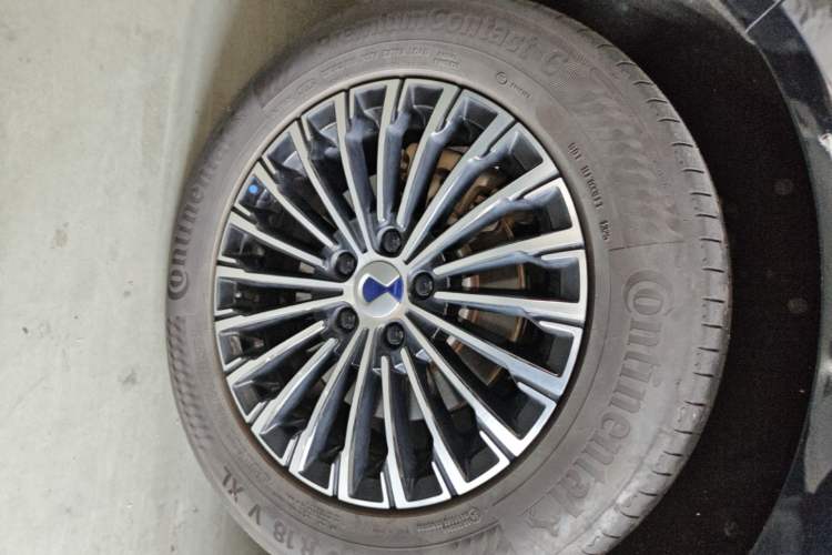 Used Denza D9 2024 DM-i 1050 Luxury Model Right Rear Wheel Hub