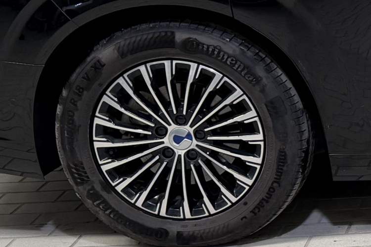 Used Denza D9 2024 DM-i 980 Four-Wheel Drive Flagship Model Right Rear Wheel Hub