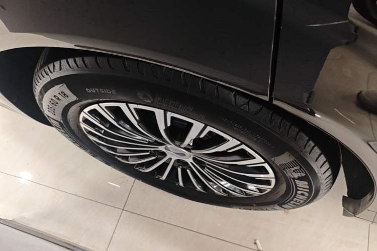 Used Denza D9 2024 DM-i 1050 Luxury Model Right Rear Wheel Hub