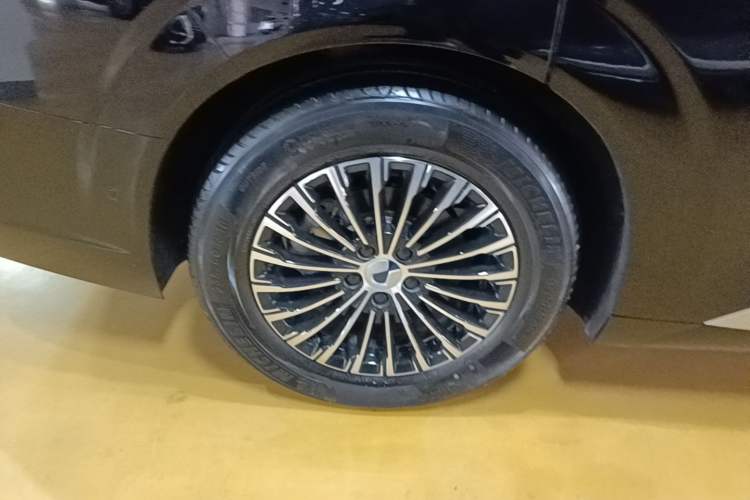 Used Denza D9 2024 DM-i 980 Four-Wheel Drive Flagship Model Right Rear Wheel Hub