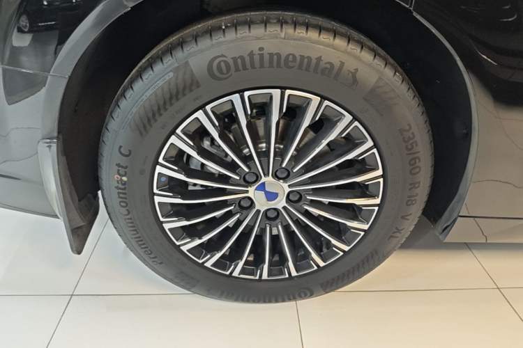 Used Denza D9 2024 DM-i 1050 Luxury Model Right Rear Wheel Hub