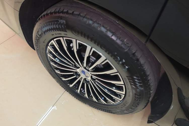Used Denza D9 2024 DM-i 980 Four-Wheel Drive Prestige Model Right Rear Wheel Hub