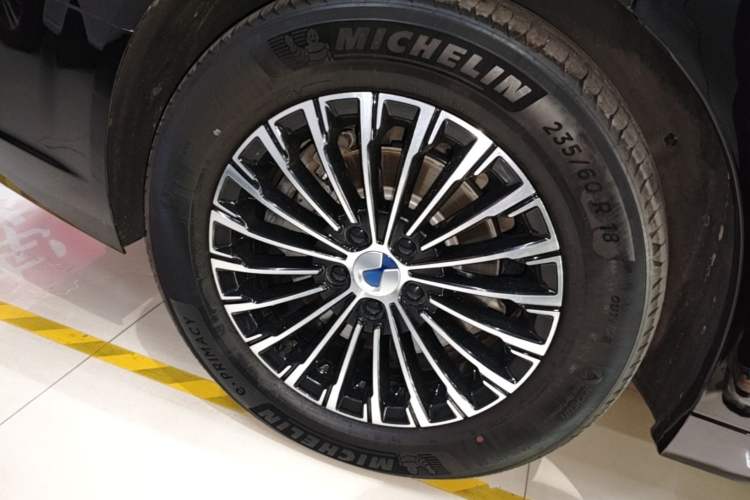 Used Denza D9 2024 DM-i 980 Four-Wheel Drive Prestige Model Right Rear Wheel Hub