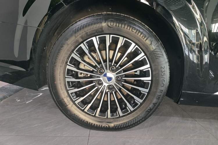 Used Denza D9 2024 DM-i 980 Four-Wheel Drive Prestige Model Right Rear Wheel Hub
