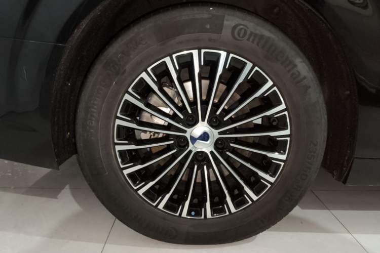 Used Denza D9 2024 DM-i 980 Four-Wheel Drive Prestige Model Right Rear Wheel Hub