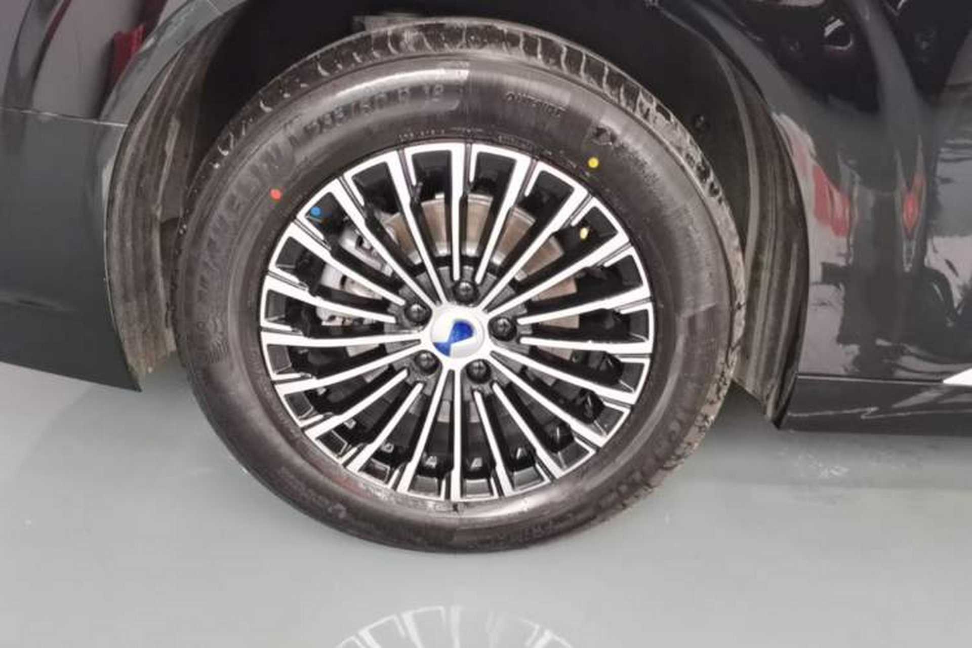 Used Denza D9 2024 DM-i 980 Four-Wheel Drive Prestige Model Right Rear Wheel Hub