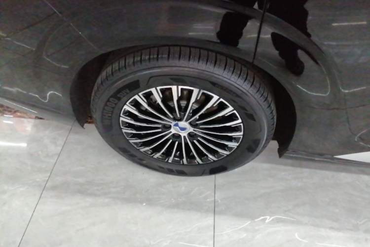 Used Denza D9 2024 DM-i 980 Four-Wheel Drive Prestige Model Right Rear Wheel Hub