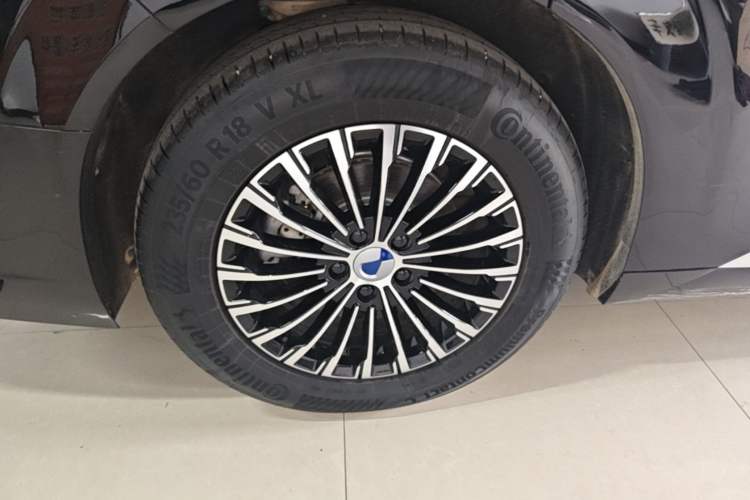 Used Denza D9 2024 DM-i 980 Four-Wheel Drive Prestige Model Right Rear Wheel Hub