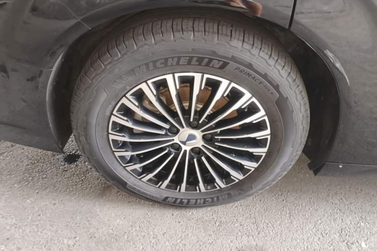 Used Denza D9 2024 DM-i 980 Four-Wheel Drive Flagship Model Right Rear Wheel Hub