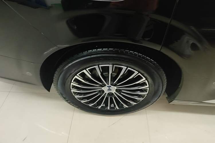 Used Denza D9 2024 DM-i 980 Four-Wheel Drive Flagship Model Right Rear Wheel Hub