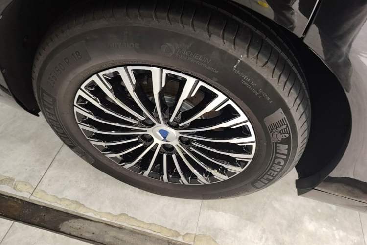Used Denza D9 2024 DM-i 1050 Luxury Model Right Rear Wheel Hub