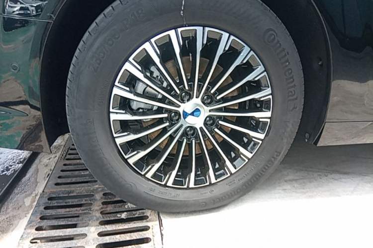 Used Denza D9 2024 DM-i 980 Four-Wheel Drive Flagship Model Right Rear Wheel Hub