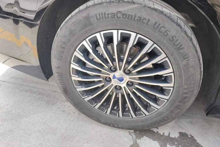 Used Denza D9 2024 EV 600 Four-Wheel-Drive Flagship Model Right Rear Wheel Hub