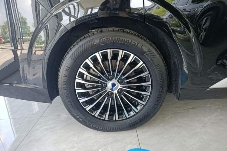 Used Denza D9 2024 DM-i 980 Four-Wheel Drive Prestige Model Right Rear Wheel Hub