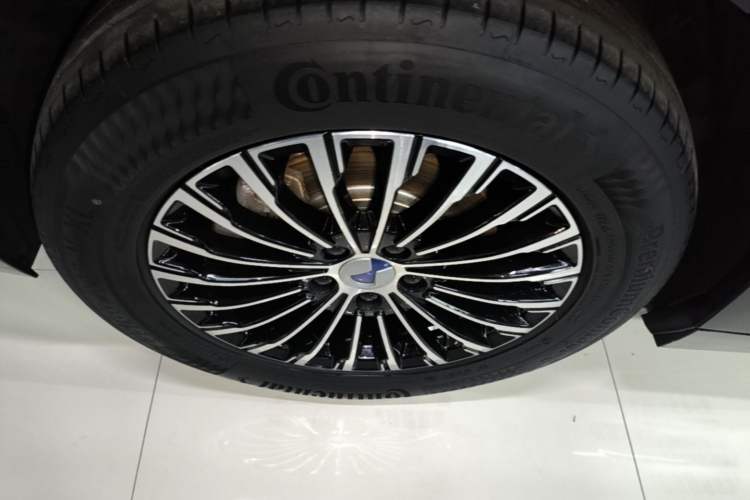 Used Denza D9 2024 DM-i 1050 Luxury Model Right Rear Wheel Hub