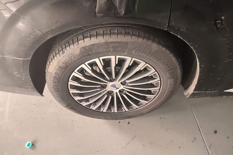 Used Denza D9 2024 DM-i 980 Four-Wheel Drive Flagship Model Right Rear Wheel Hub