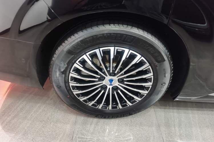 Used Denza D9 2024 DM-i 980 Four-Wheel Drive Flagship Model Right Rear Wheel Hub