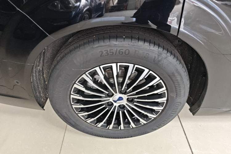 Used Denza D9 2024 DM-i 980 Four-Wheel Drive Flagship Model Right Rear Wheel Hub