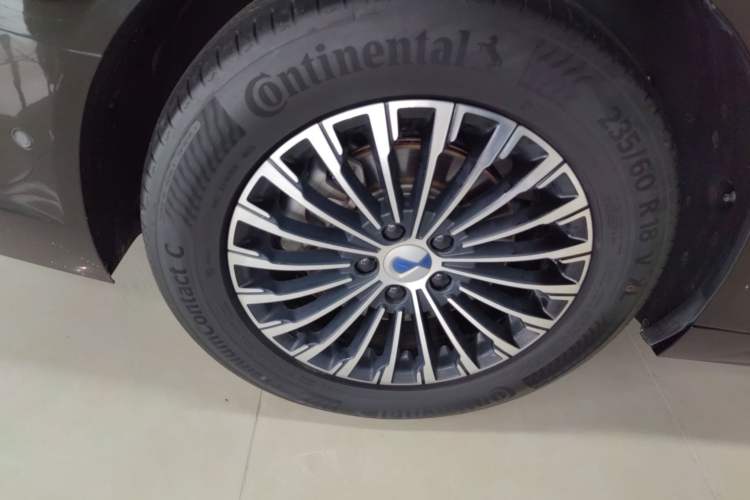 Used Denza D9 2024 DM-i 980 Four-Wheel Drive Flagship Model Right Rear Wheel Hub