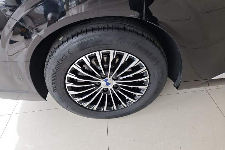 Used Denza D9 2024 DM-i 980 Four-Wheel Drive Flagship Model Right Rear Wheel Hub