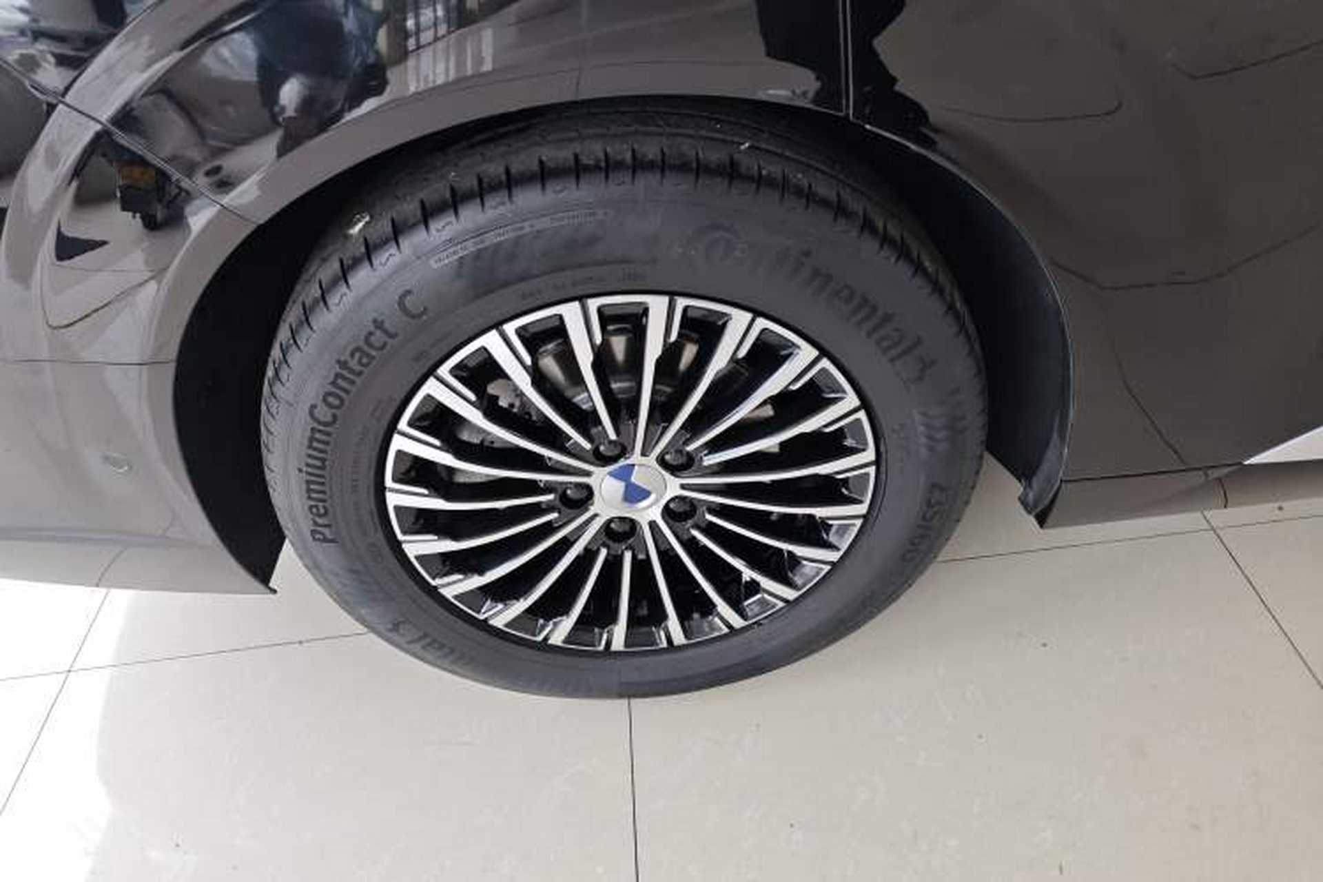 Used Denza D9 2024 DM-i 980 Four-Wheel Drive Flagship Model Right Rear Wheel Hub