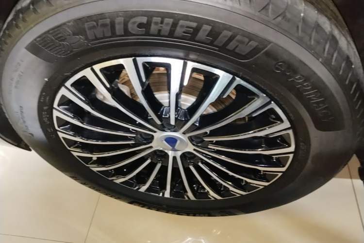 Used Denza D9 2024 DM-i 980 Four-Wheel Drive Prestige Model Right Rear Wheel Hub