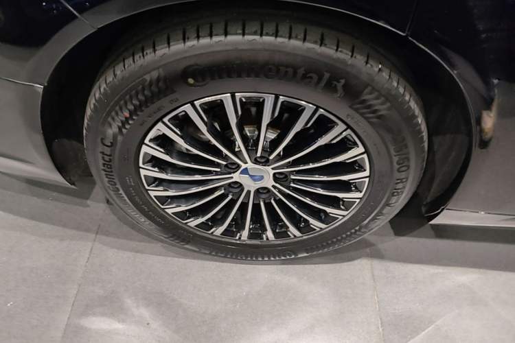 Used Denza D9 2024 DM-i 1050 Luxury Model Right Rear Wheel Hub