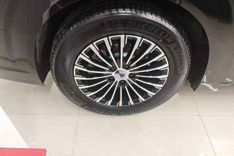 Used Denza D9 2024 DM-i 980 Four-Wheel Drive Prestige Model Right Rear Wheel Hub