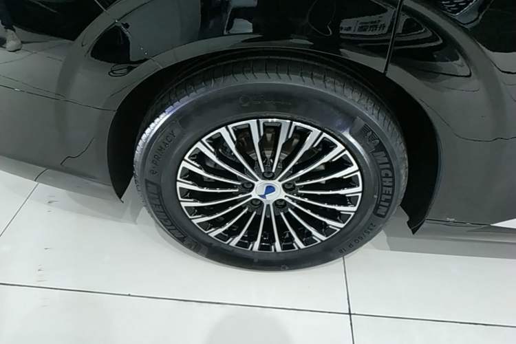 Used Denza D9 2024 DM-i 980 Four-Wheel Drive Prestige Model Right Rear Wheel Hub