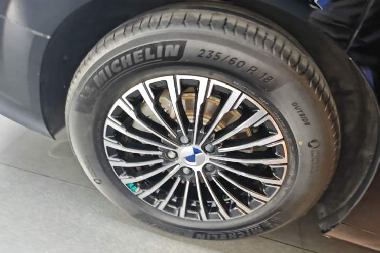Used Denza D9 2024 DM-i 980 Four-Wheel Drive Prestige Model Right Rear Wheel Hub