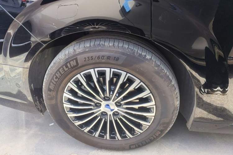 Used Denza D9 2024 DM-i 980 Four-Wheel Drive Flagship Model Right Rear Wheel Hub