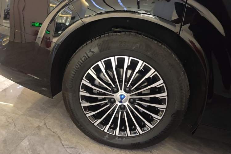 Used Denza D9 2024 DM-i 1050 Luxury Model Right Rear Wheel Hub