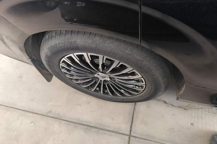 Used Denza D9 2024 DM-i 980 Four-Wheel Drive Flagship Model Right Rear Wheel Hub