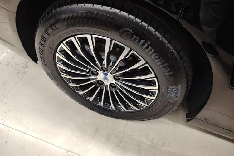 Used Denza D9 2024 DM-i 1050 Luxury Model Right Rear Wheel Hub