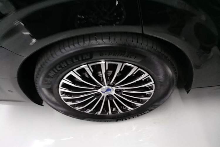 Used Denza D9 2024 DM-i 980 Four-Wheel Drive Flagship Model Right Rear Wheel Hub