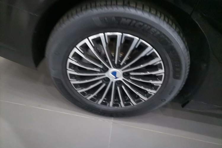 Used Denza D9 2024 DM-i 980 Four-Wheel Drive Prestige Model Right Rear Wheel Hub
