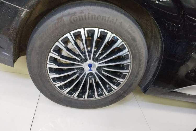 Used Denza D9 2024 DM-i 980 Four-Wheel Drive Prestige Model Right Rear Wheel Hub