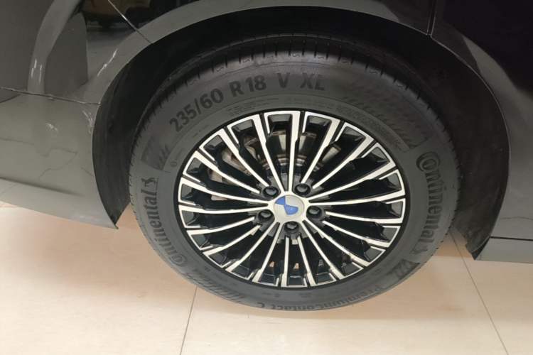 Used Denza D9 2024 DM-i 1050 Luxury Model Right Rear Wheel Hub