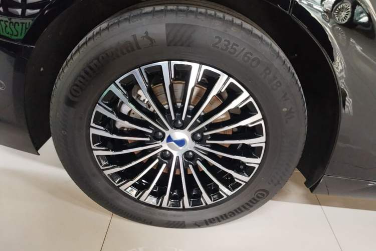 Used Denza D9 2024 DM-i 980 Four-Wheel Drive Flagship Model Right Rear Wheel Hub
