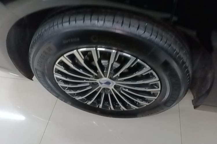 Used Denza D9 2024 DM-i 1050 Luxury Model Right Rear Wheel Hub